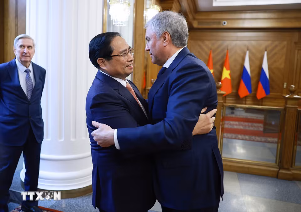 Thủ tướng Phạm Minh Chính hội kiến Chủ tịch Duma Quốc gia Liên bang Nga Vyacheslav Volodin. (Ảnh: Dương Giang/TTXVN)