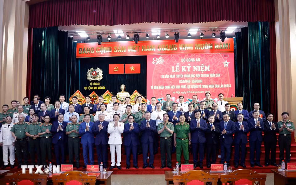 Tổng Bí thư, Chủ tịch nước Tô Lâm và các đại biểu chụp ảnh chung. (Ảnh: Thống Nhất/TTXVN)