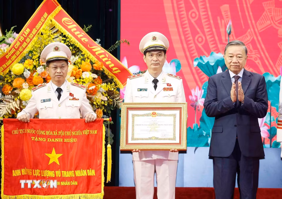Tổng Bí thư, Chủ tịch nước Tô Lâm trao Danh hiệu Anh hùng Lực lượng vũ trang nhân dân tặng Học viện An ninh nhân dân. (Ảnh: Thống Nhất/TTXVN)