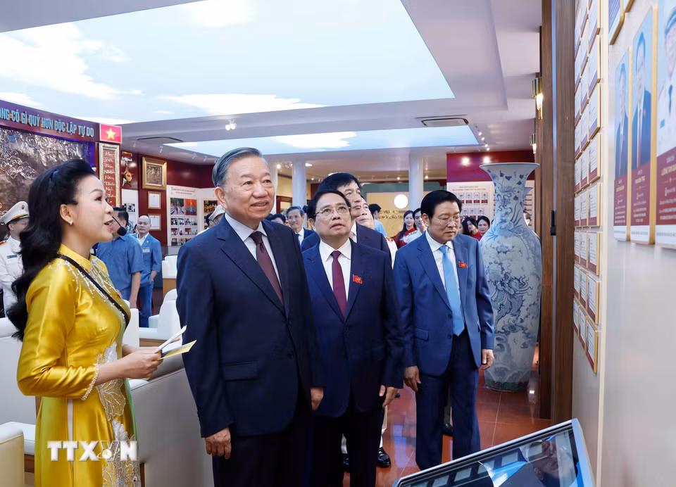 Tổng Bí thư, Chủ tịch nước Tô Lâm và các đại biểu thăm Phòng truyền thống của Học viện An ninh nhân dân. (Ảnh: Thống Nhất/TTXVN)
