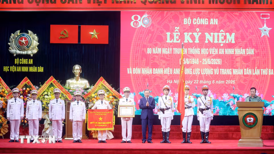 Tổng Bí thư, Chủ tịch nước Tô Lâm trao Danh hiệu Anh hùng Lực lượng vũ trang nhân dân tặng Học viện An ninh nhân dân.(Ảnh: Phạm Kiên/TTXVN)
