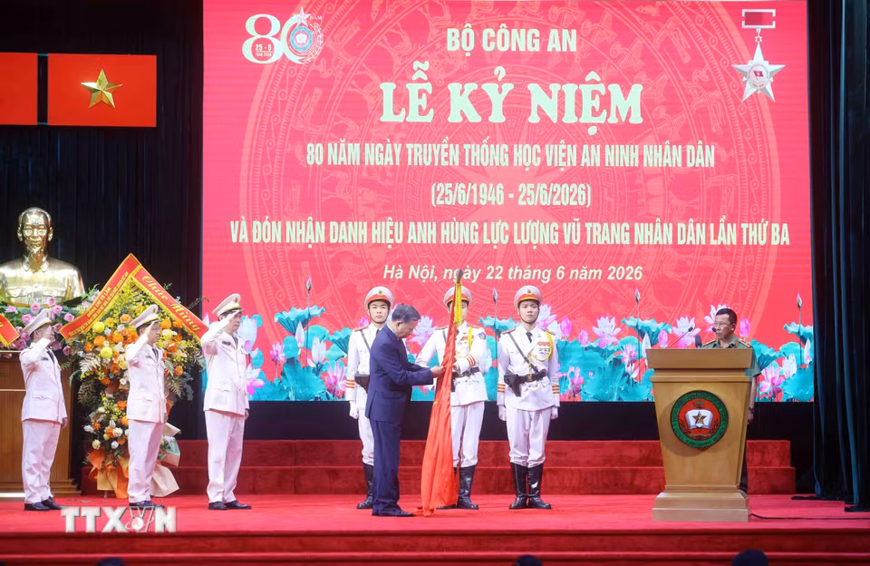Tổng Bí thư, Chủ tịch nước Tô Lâm trao Danh hiệu Anh hùng Lực lượng vũ trang nhân dân tặng Học viện An ninh nhân dân. (Ảnh: Phạm Kiên/TTXVN)