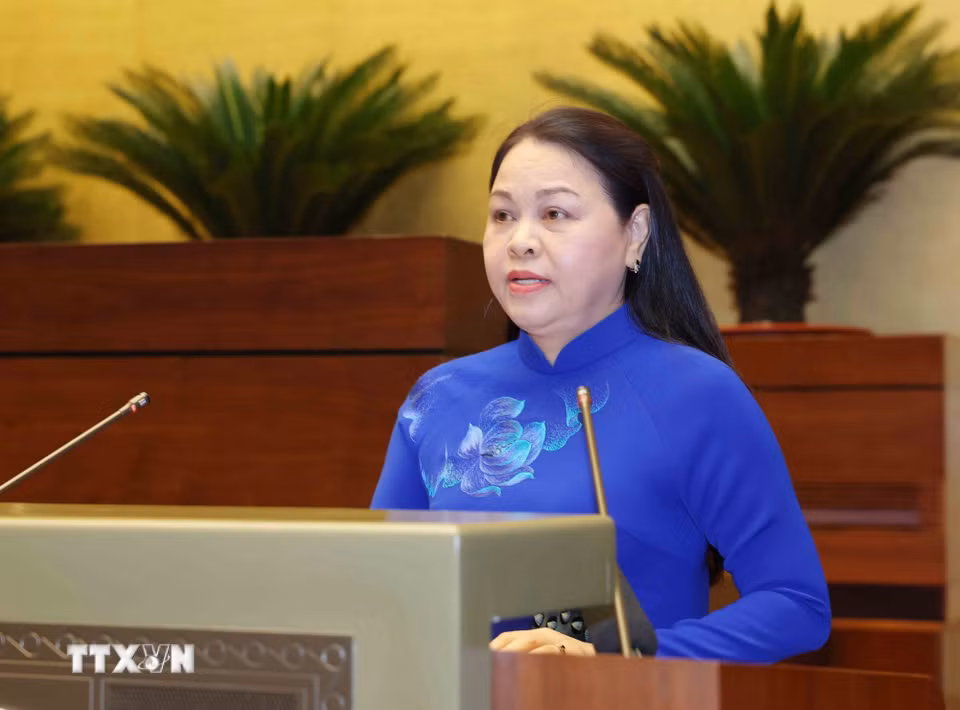 Đồng chí Nguyễn Thị Thu Hà, Ủy viên Trung ương Đảng, Phó Chánh Văn phòng Thường trực Văn phòng Trung ương Đảng thông qua chương trình hội nghị. (Ảnh: Phương Hoa/TTXVN)