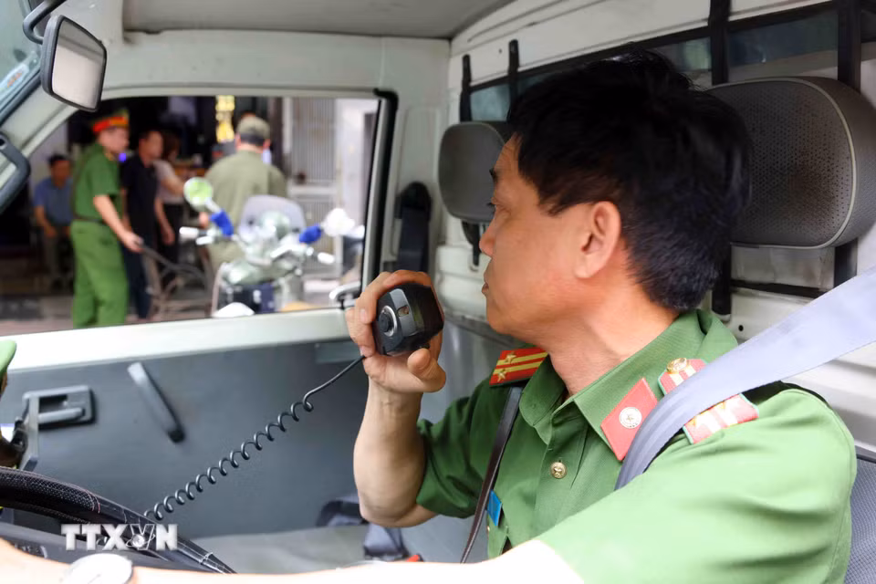 Công an phường Phương Liệt duy trì tuần tra 24/7, tập trung vào các tuyến, địa bàn có nhiều vi phạm về trật tự đô thị. Đồng thời xử phạt nghiêm các trường hợp cố tình vi phạm, quyết tâm "giành lại vỉa hè" cho người dân. (Ảnh: Phạm Kiên/TTXVN)