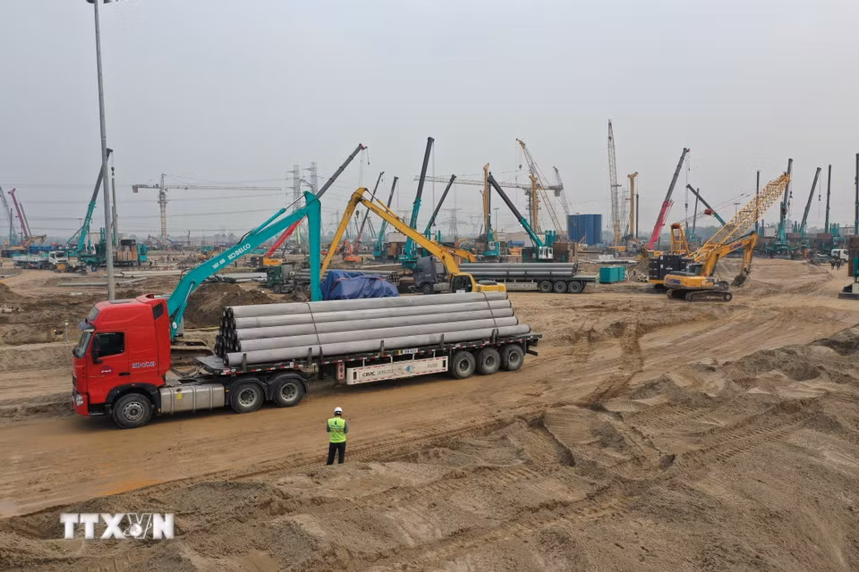 Dự án được thiết kế với khả năng thu và tái chế nước, tiết kiệm đến 70% nước sạch, chống hấp thụ nhiệt và tia UV, trong khi hệ thống thông gió tự nhiên giúp giảm năng lượng điều hòa và tiếng ồn. (Ảnh: Trung Nguyên/TTXVN)