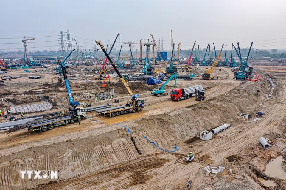 Toàn bộ khu vực xây dựng đã được điều chỉnh cao độ và xử lý nền đất, đảm bảo tiêu chuẩn kỹ thuật cho kết cấu chịu lực.(Ảnh: Trung Nguyên/TTXVN)