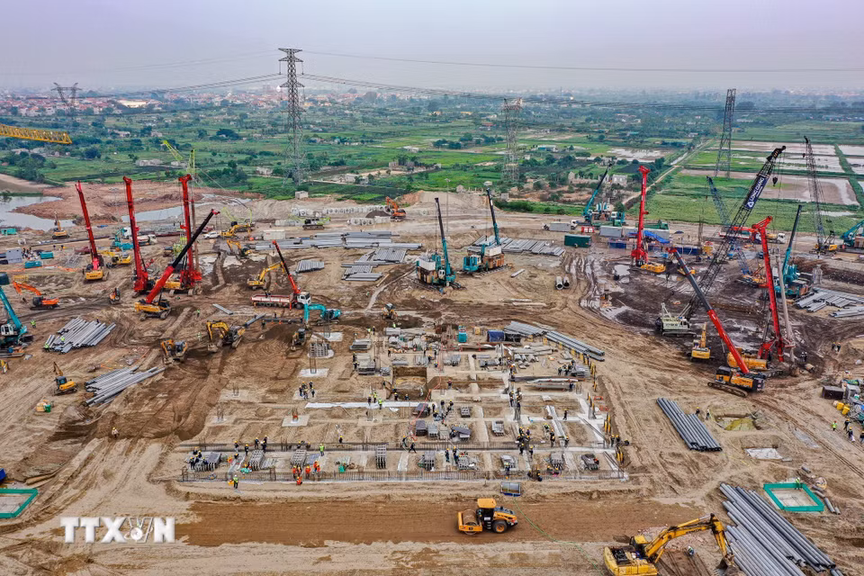Phương tiện máy móc và thiết bị chuyên dụng hoạt động không ngừng, đào đất, hạ cốt nền và san phẳng mặt bằng, giúp xử lý nhanh khối lượng đất lớn và đẩy nhanh tiến độ san nền cũng như thi công móng. (Ảnh: Trung Nguyên/TTXVN)