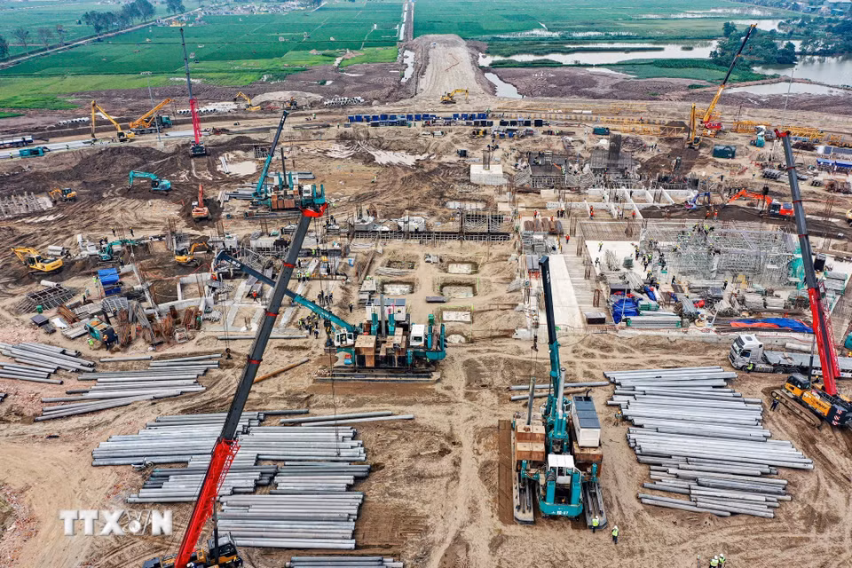 Trên công trường, các cụm móng và cọc bê tông bắt đầu lộ diện, đánh dấu bước tiến quan trọng trong tiến độ thi công.(Ảnh: Trung Nguyên/TTXVN)