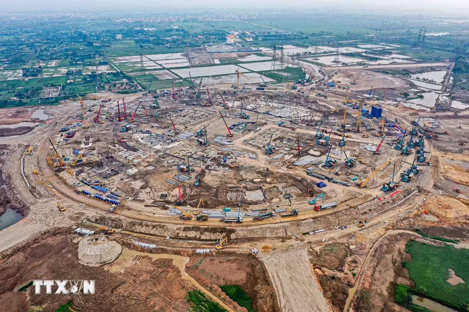 Toàn cảnh đại công trường sân vận động Trống Đồng sau 4 tháng thi công. (Ảnh: Trung Nguyên/TTXVN)