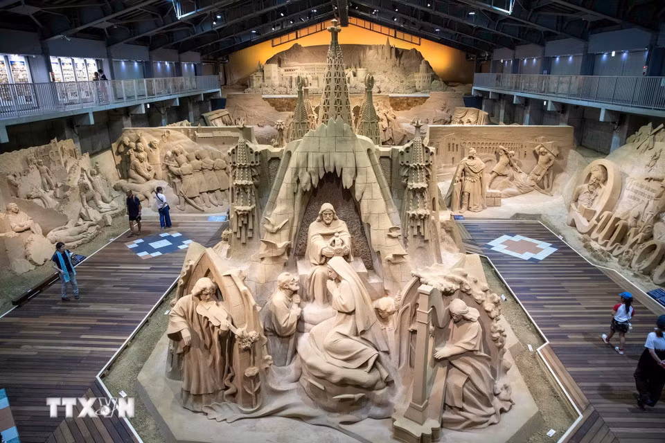 Tác phẩm điêu khắc trung tâm là Thánh đường Sagrada Familia - kiệt tác độc nhất vô nhị thiết kế bởi kiến trúc sư Antoni Gaudí. (Ảnh: Xuân Giao/TTXVN)