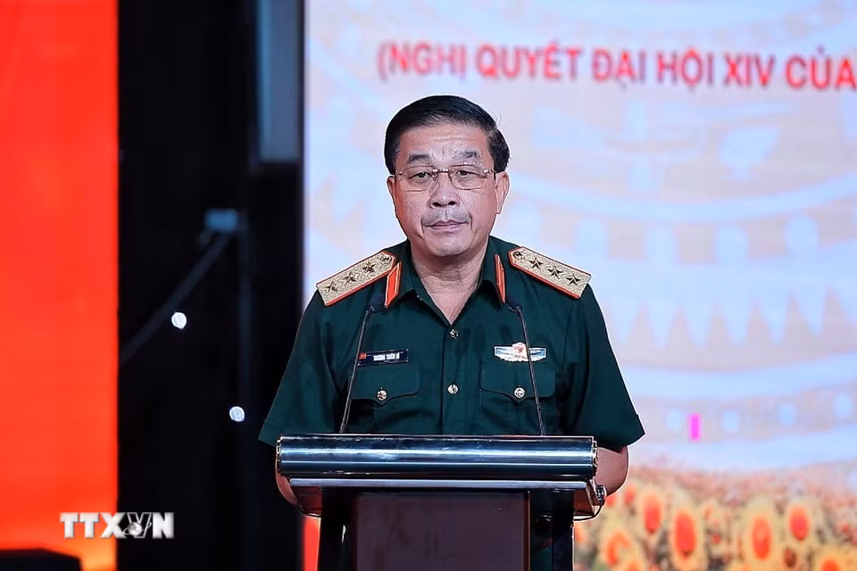 Thượng tướng Trương Thiên Tô, Ủy viên Trung ương Đảng, Phó Chủ nhiệm Tổng cục Chính trị Quân đội nhân dân Việt Nam phát biểu tại Lễ trao giải. (Ảnh: Phạm Tuấn Anh/TTXVN)
