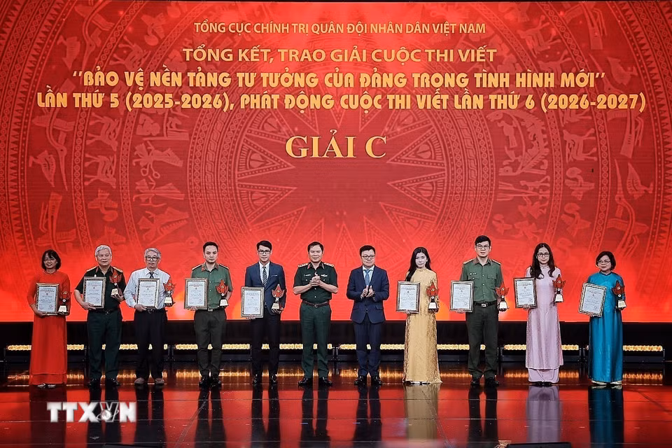Đại tướng Nguyễn Tân Cương, Ủy viên Trung ương Đảng, Ủy viên Thường vụ Quân ủy Trung ương, Tổng Tham mưu trưởng, Thứ trưởng Bộ Quốc phòng và ông Lê Quốc Minh, Ủy viên Trung ương Đảng, Tổng Biên tập Báo Nhân Dân, Chủ tịch Hội Nhà báo Việt Nam, Phó Trưởng Ban Tuyên giáo và Dân vận Trung ương trao giải C cho các tác giả đoạt giải. (Ảnh: Phạm Tuấn Anh/TTXVN)