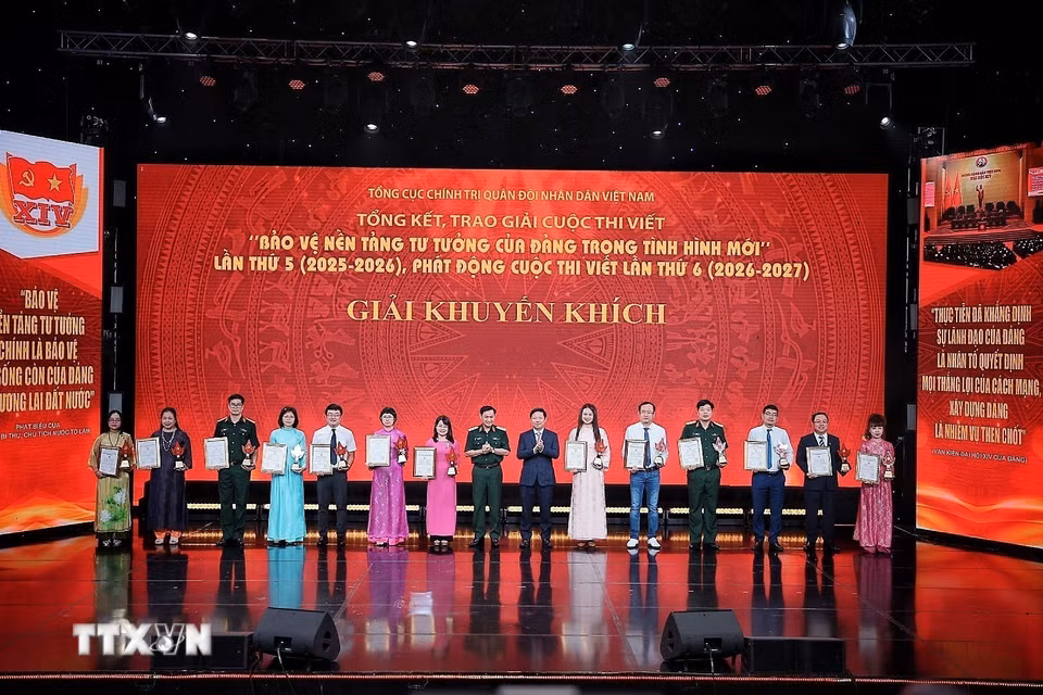 Đồng chí Trần Thanh Lâm, Ủy viên Trung ương Đảng, Phó Trưởng Ban Tuyên giáo và Dân vận Trung ương và Trung tướng Lê Văn Hướng, Phó Tổng Tham mưu trưởng Quân đội Nhân dân Việt Nam trao giải cho các tác giả đạt giải Khuyến khích. (Ảnh: Phạm Tuấn Anh/TTXVN)