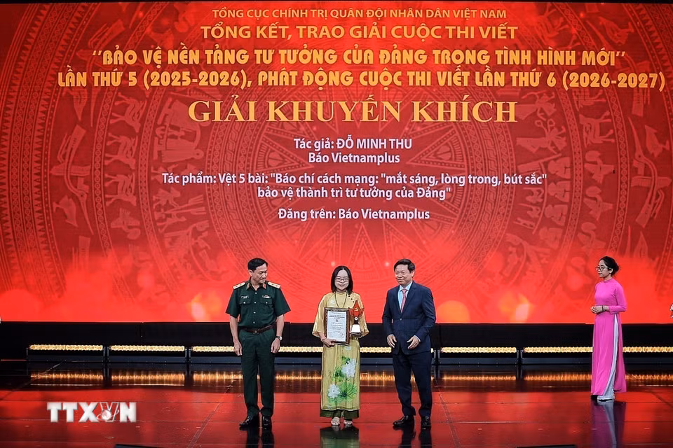 Tác giả Đỗ Minh Thu - Báo điện tử VietnamPlus (TTXVN) đoạt giải Khuyến khích. (Ảnh: Phạm Tuấn Anh/TTXVN)