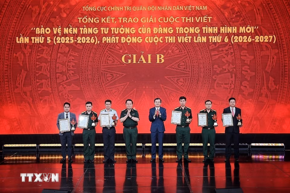 Đại tướng Nguyễn Trọng Nghĩa, Ủy viên Bộ Chính trị, Bí thư Trung ương Đảng, Chủ nhiệm Tổng cục Chính trị Quân đội nhân dân Việt Nam và đồng chí Đoàn Minh Huấn, Uỷ viên Bộ Chính trị, Giám đốc Học viện Chính trị quốc gia Hồ Chí Minh trao giải cho các tác giả đoạt giải B. (Ảnh: Phạm Tuấn Anh/TTXVN)