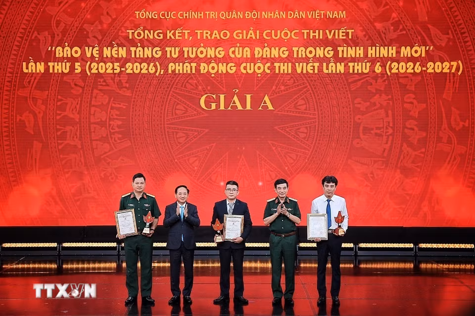 Đại tướng Phan Văn Giang, Ủy viên Bộ Chính trị, Phó Bí thư Quân uỷ Trung ương, Phó Thủ tướng, Bộ trưởng Bộ Quốc phòng và đồng chí Trịnh Văn Quyết, Ủy viên Bộ Chính trị, Bí thư Trung ương Đảng, Trưởng Ban Tuyên giáo và Dân vận Trung ương trao giải A cho các tác giả. (Ảnh: Phạm Tuấn Anh/TTXVN)