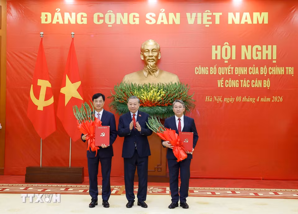 Trao quyết định bổ nhiệm Trưởng ban Tổ chức Trung ương và Chánh Văn phòng Trung ương Đảng- Ảnh 1.