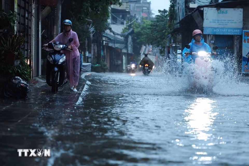 Phố Vĩnh Hưng ngập cục bộ sau mưa lớn. (Ảnh: Phạm Tuấn Anh/TTXVN)