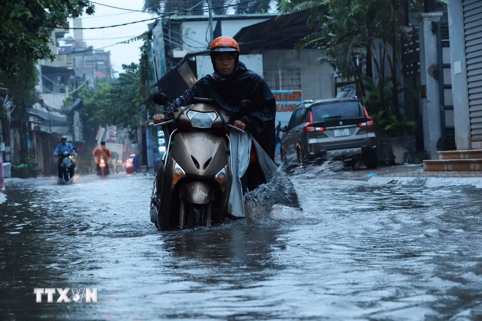 Phố Vĩnh Hưng ngập cục bộ sau mưa lớn. (Ảnh: Phạm Tuấn Anh/TTXVN)