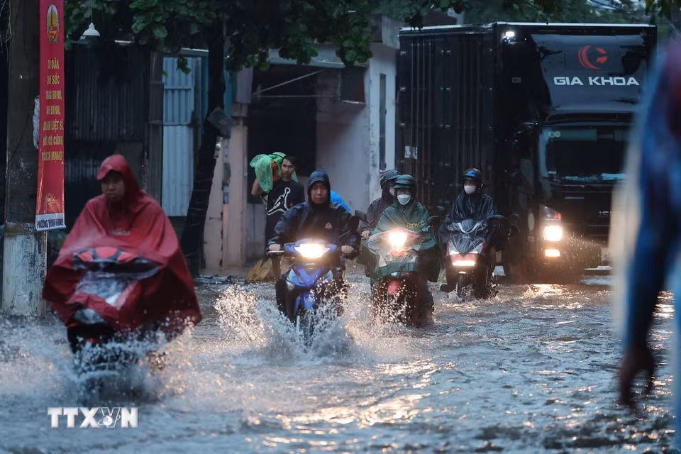 Phố Vĩnh Hưng ngập cục bộ sau mưa lớn. (Ảnh: Phạm Tuấn Anh/TTXVN)