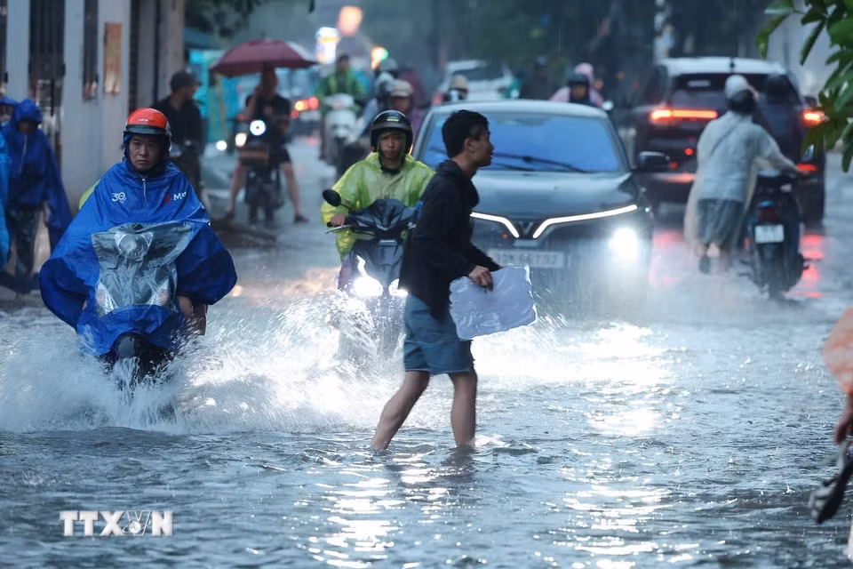 Phố Vĩnh Hưng ngập cục bộ sau mưa lớn. (Ảnh: Phạm Tuấn Anh/TTXVN)