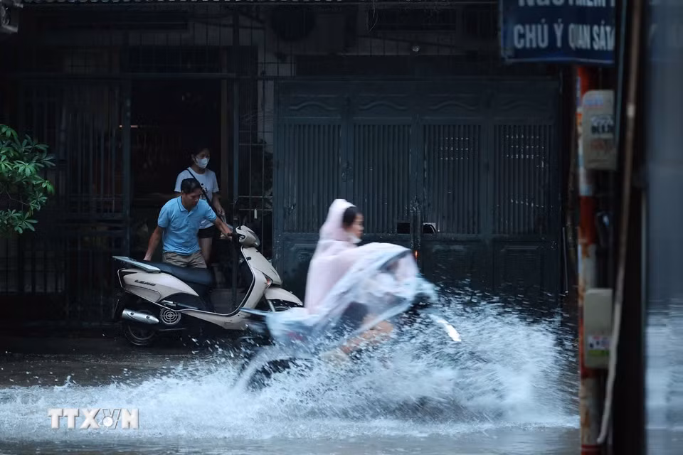 Phố Vĩnh Hưng ngập cục bộ sau mưa lớn. (Ảnh: Phạm Tuấn Anh/TTXVN)