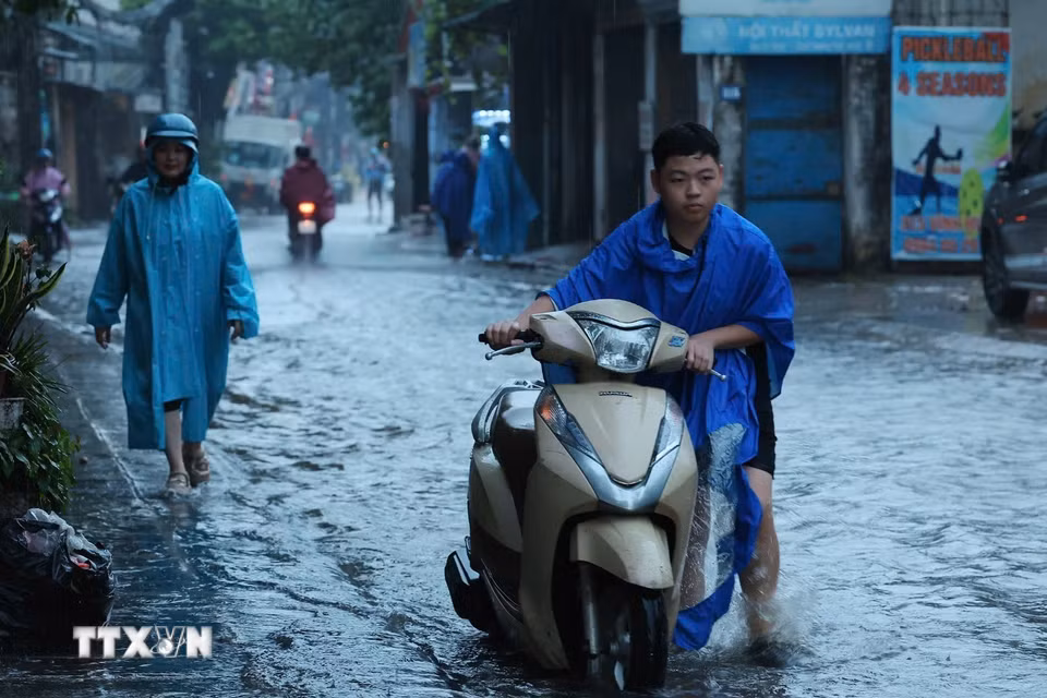 Phố Vĩnh Hưng ngập cục bộ sau mưa lớn. (Ảnh: Phạm Tuấn Anh/TTXVN)