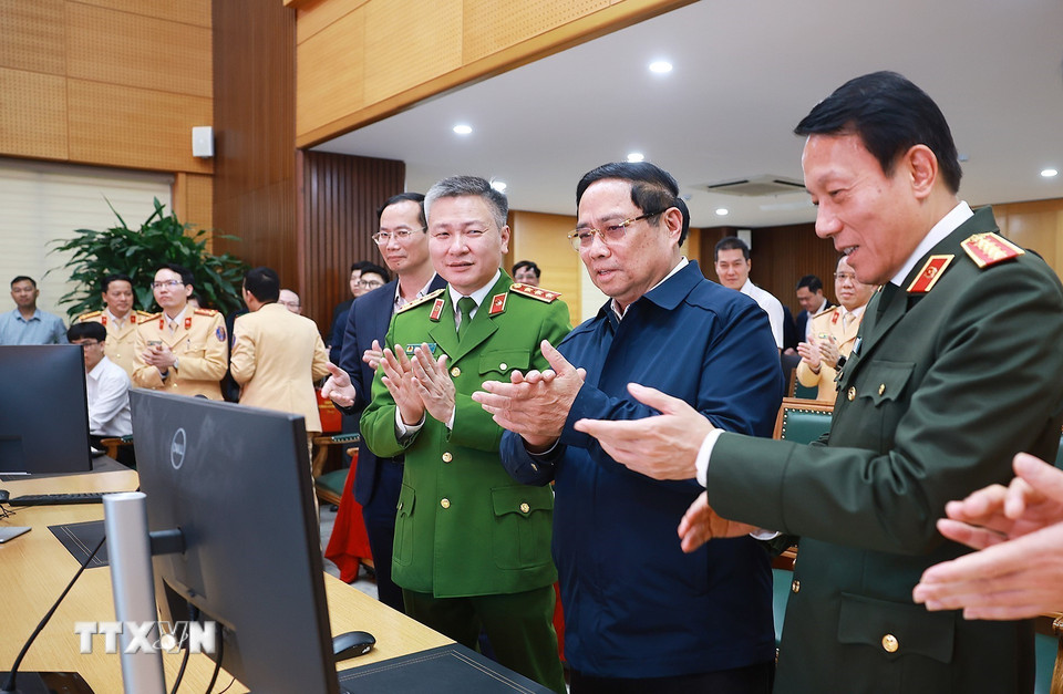 Thủ tướng Phạm Minh Chính thực hiện thao tác nhắn tin chúc Tết người tham gia giao thông qua ứng dụng giao thông. (Ảnh: Dương Giang/TTXVN)