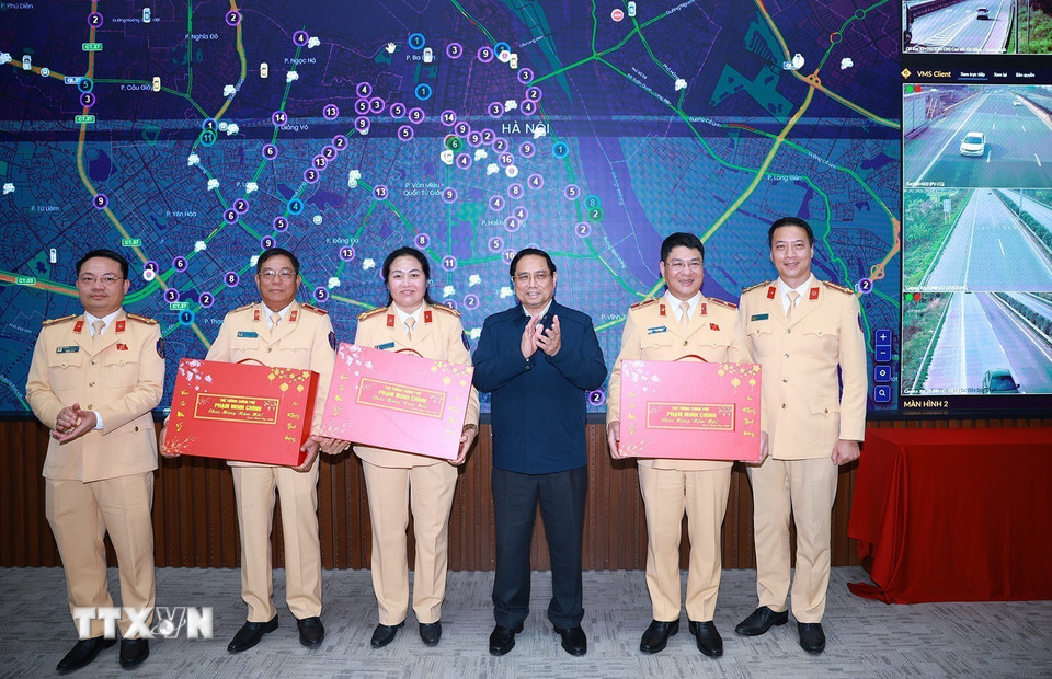 Thủ tướng Phạm Minh Chính tặng quà, chúc Tết lực lượng Cảnh sát giao thông. (Ảnh: Dương Giang/TTXVN)