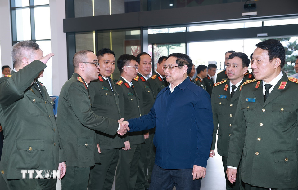 Thủ tướng Phạm Minh Chính chúc Tết, kiểm tra công tác đảm bảo an ninh an toàn mạng của Cục An ninh mạng và Phòng chống tội phạm sử dụng công nghệ cao - Bộ Công an. (Ảnh: Dương Giang/TTXVN)