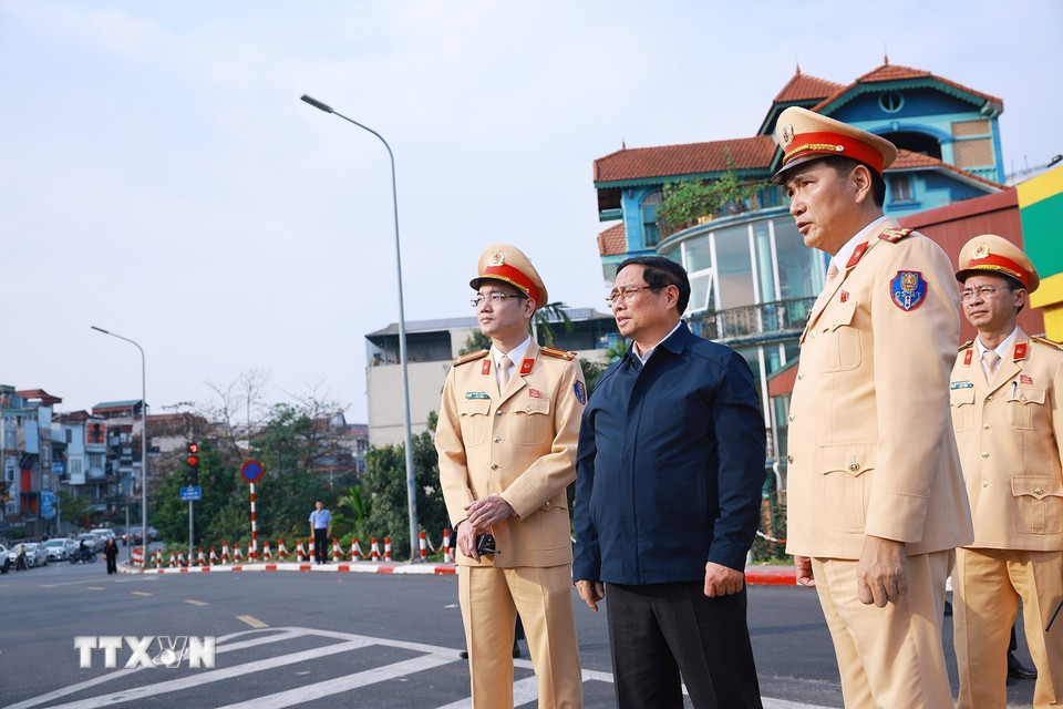 Thủ tướng Phạm Minh Chính kiểm tra công tác đảm bảo trật tự an toàn giao thông tại nút giao Nguyễn Văn Cừ - Ngọc Thụy. (Ảnh: Dương Giang/TTXVN)