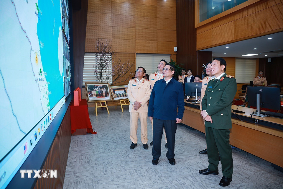 Thủ tướng Phạm Minh Chính kiểm tra công tác đảm bảo trật tự an toàn giao thông của lực lượng Cảnh sát giao thông. (Ảnh: Dương Giang/TTXVN)