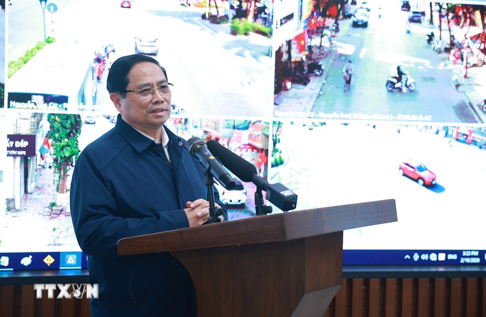 Thủ tướng Phạm Minh Chính chúc Tết và giao nhiệm vụ cho lực lượng Cảnh sát giao thông. (Ảnh: Dương Giang/TTXVN)