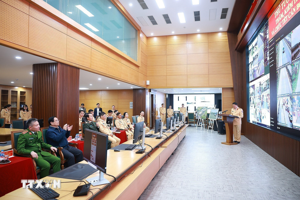 Thủ tướng Phạm Minh Chính kiểm tra công tác đảm bảo trật tự an toàn giao thông của lực lượng Cảnh sát giao thông. (Ảnh: Dương Giang/TTXVN)