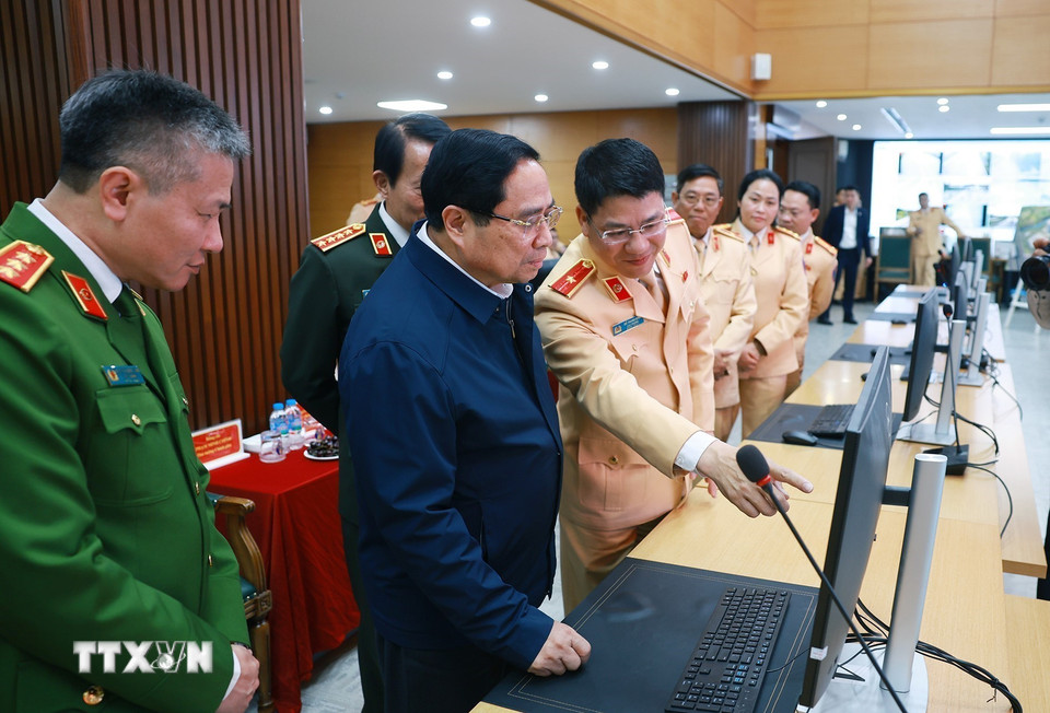 Thủ tướng Phạm Minh Chính thực hiện thao tác nhắn tin chúc Tết người tham gia giao thông qua ứng dụng giao thông. (Ảnh: Dương Giang/TTXVN)