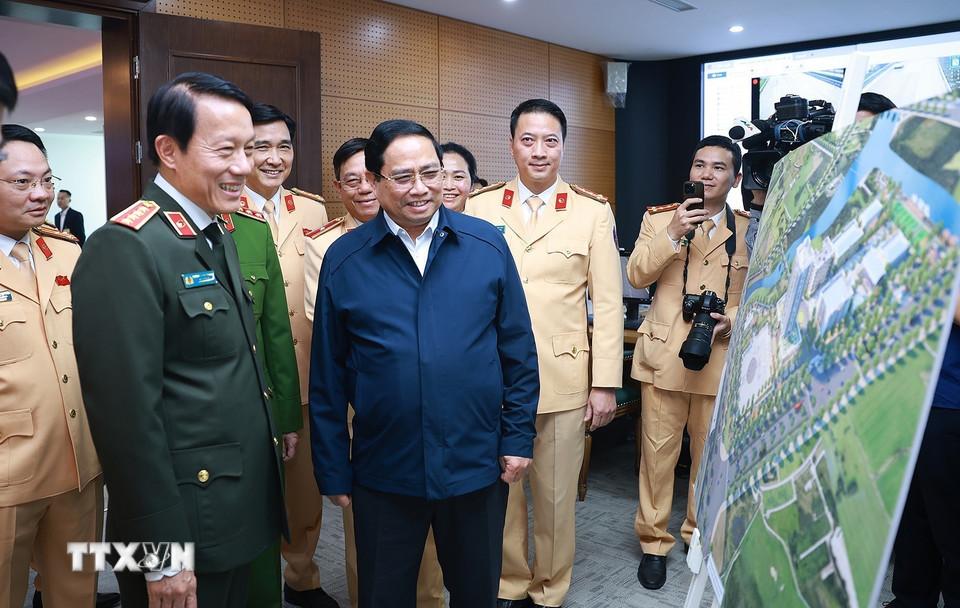 Thủ tướng Phạm Minh Chính kiểm tra công tác đảm bảo trật tự an toàn giao thông của lực lượng Cảnh sát giao thông. (Ảnh: Dương Giang/TTXVN)