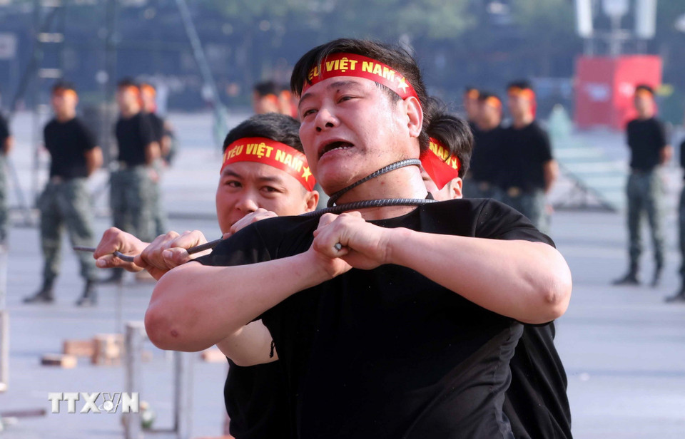 Nội dung khí công, công phá do cán bộ, chiến sỹ Cảnh sát đặc nhiệm số 1, Bộ Tư lệnh Cảnh sát cơ động thực hiện. (Ảnh: Phạm Kiên/TTXVN)