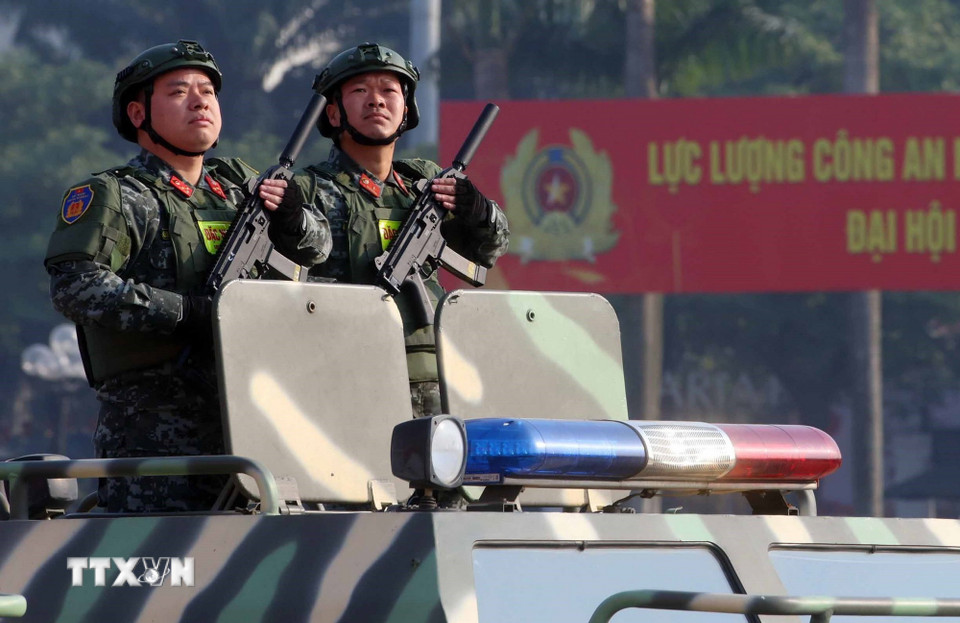 Khối xe tác chiến, chống khủng bố, xe bọc thép chống đạn của lực lượng Cảnh sát đặc nhiệm tham gia diễu hành phương tiện đặc chủng của Bộ Công an. (Ảnh: Phạm Kiên/TTXVN)