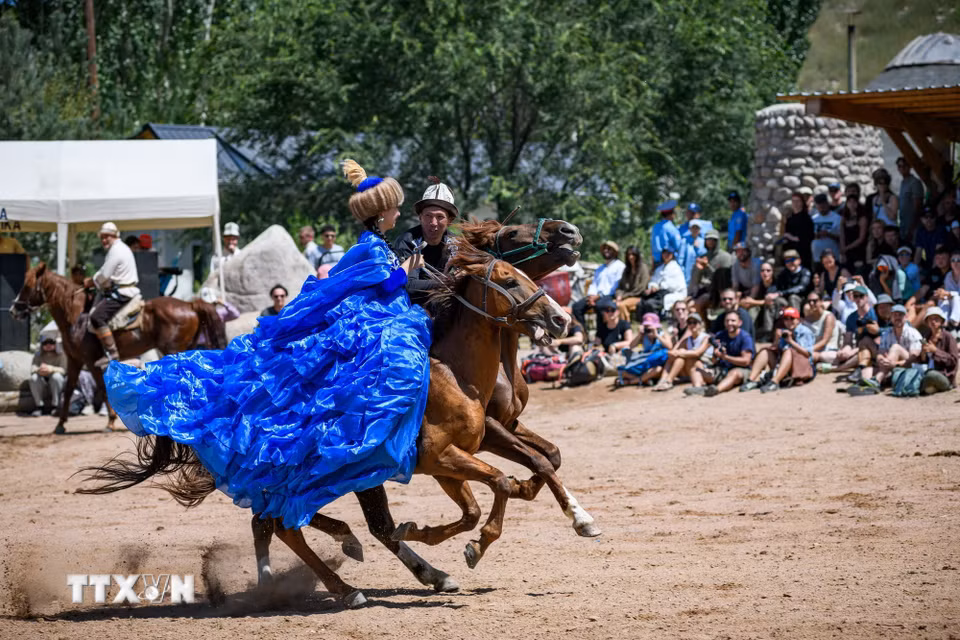Trình diễn cưỡi ngựa tại lễ hội dân gian ở làng Bokonbaevo, Kyrgyzstan, ngày 1/8/2026. (Ảnh: THX/TTXVN phát)