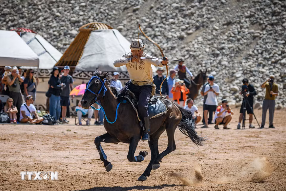 Màn trình diễn bắn cung trên lưng ngựa tại lễ hội dân gian ở làng Bokonbaevo, Kyrgyzstan, ngày 1/8/2026. (Ảnh: THX/TTXVN phát)