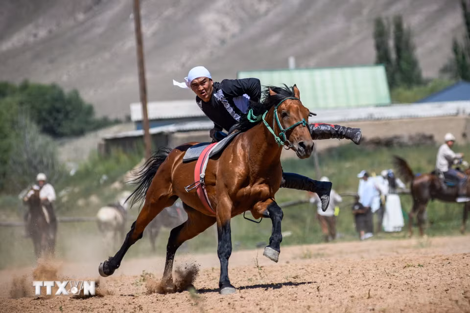 Trình diễn cưỡi ngựa tại lễ hội dân gian ở làng Bokonbaevo, Kyrgyzstan, ngày 1/8/2026. (Ảnh: THX/TTXVN phát)