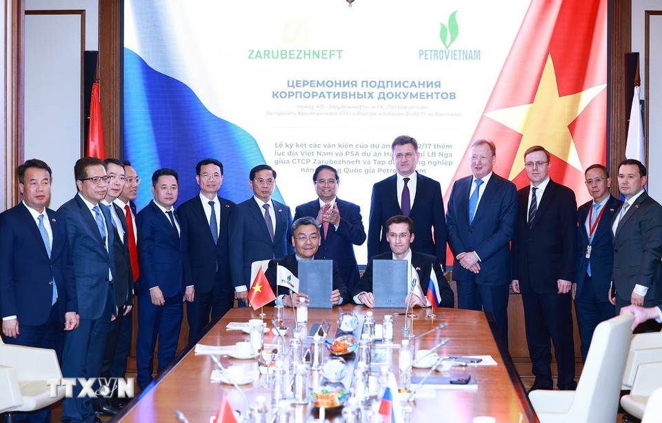 Thủ tướng Phạm Minh Chính và Phó Thủ tướng Liên bang Nga Alexander Novak chứng kiến ký kết hợp tác giữa Petrovietnam (PVN) và Zarubezhneft (Nga). (Ảnh: Dương Giang/TTXVN)