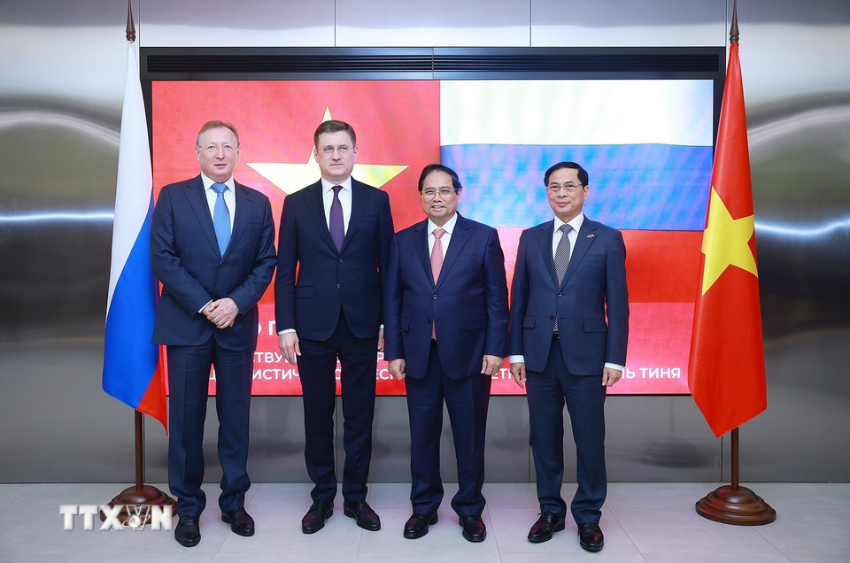 Thủ tướng Phạm Minh Chính cùng Phó Thủ tướng Liên bang Nga Alexander Novak, Tổng Giám đốc Công ty Zarubezhneft Sergei Kudryashov và Phó Thủ tướng Bùi Thanh Sơn chụp ảnh chung. (Ảnh: Dương Giang/TTXVN)