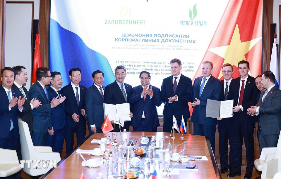 Thủ tướng Phạm Minh Chính và Phó Thủ tướng Liên bang Nga Alexander Novak chứng kiến ký kết hợp tác giữa Petrovietnam (PVN) và Zarubezhneft (Nga). (Ảnh: Dương Giang/TTXVN)