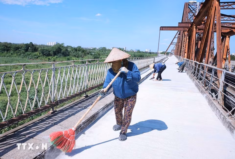 Những công nhân đang làm việc trên công trường cầu Long Biên trong cái nắng gay gắt tới 40 độ C, trưa 24/5. (Ảnh: Hoàng Hiếu/TTXVN)
