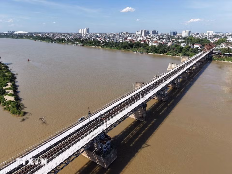 Mặt cầu Long Biên đã được đổ bêtông cường độ cao, gia cố kết cấu, sẵn sàng thông xe. (Ảnh: Hoàng Hiếu/TTXVN)