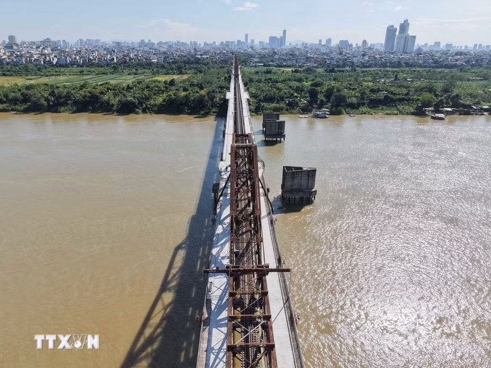 Theo dự kiến, cầu Long Biên sẽ được thông xe ngày 27/5/2026, đáp ứng nhu cầu đi lại của người dân đôi bờ sông Hồng. (Ảnh: Hoàng Hiếu/TTXVN)