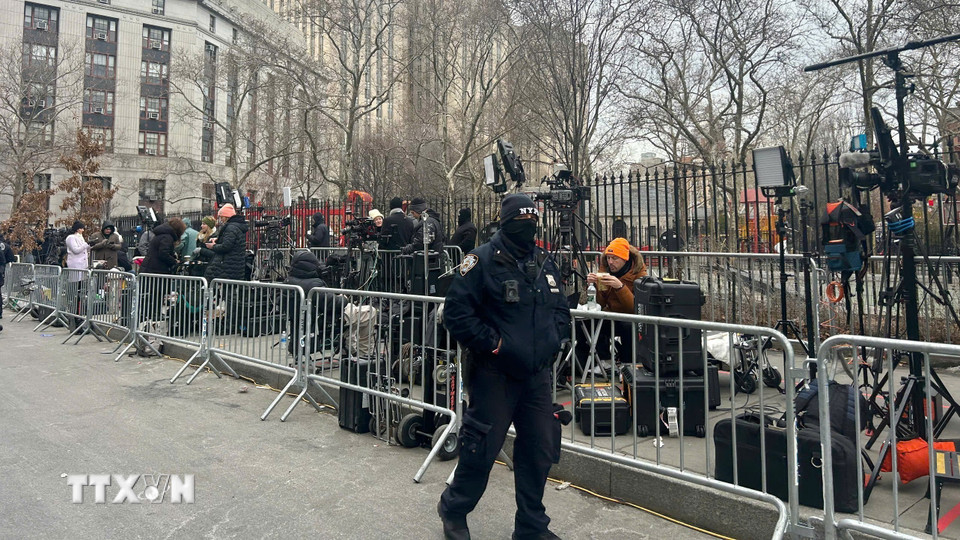 Đông đảo các hãng thông tấn, báo chí tới đưa tin sự kiện Mỹ xét xử Tổng thống Venezuela Nicolas Maduro. (Ảnh: Thanh Tuấn/TTXVN)