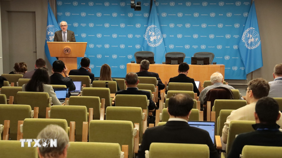 Liên hợp quốc tổ chức họp báo sau phiên họp khẩn của Hội đồng Bảo an. (Ảnh: Lê Hoàng/TTXVN)