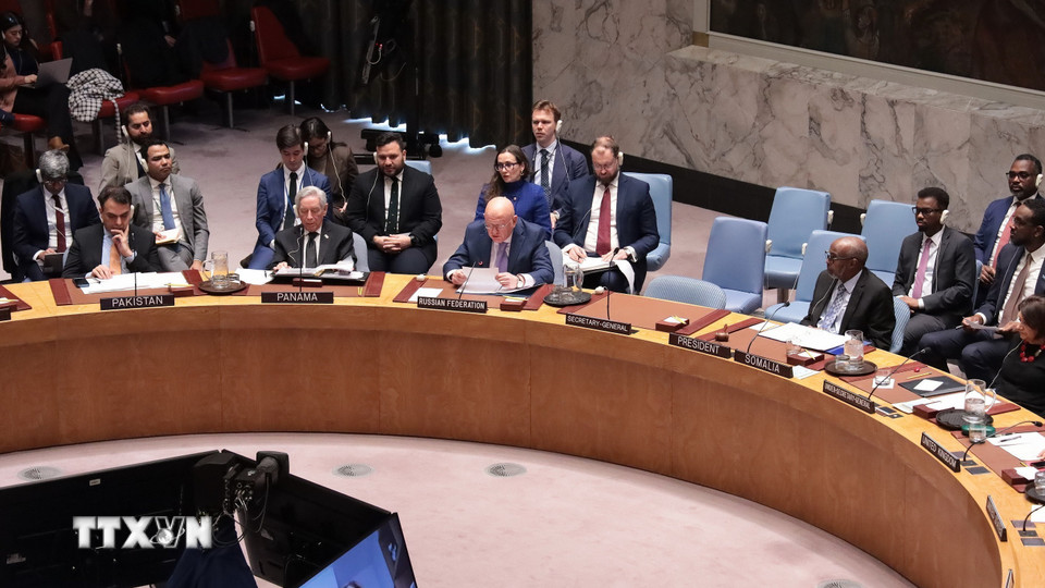 Đại sứ Nga (hàng đầu, thứ 3 từ trái sang) phát biểu tại phiên họp. (Ảnh: Thanh Tuấn/TTXVN)